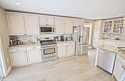 Ventnor City House | LARGE BEACH HOUSE SLEEPS 10, 4 BLOCKS FROM THE BEACH & WALKING DISTANCE TO SHOPS