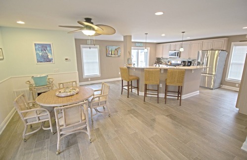 Ventnor City House | LARGE BEACH HOUSE SLEEPS 10, 4 BLOCKS FROM THE BEACH & WALKING DISTANCE TO SHOPS