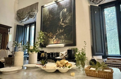 Lilliano Villa | Large, beautiful villa in Tuscan Hills of Chianti, Stunning gardens and large po