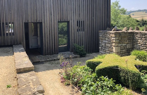 Batheaston House | Large Boutique Holiday House with New hot tub near Bath