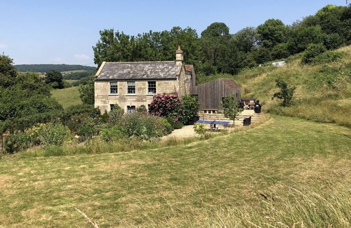 Batheaston House | Large Boutique Holiday House with New hot tub near Bath