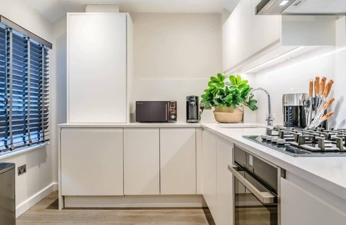 Chinatown Apartment | Large Boutique Studio in Chinatown