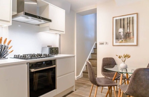 Chinatown Apartment | Large Boutique Studio in Chinatown