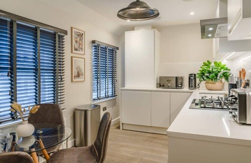 Chinatown Apartment | Large Boutique Studio in Chinatown