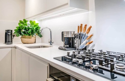 Chinatown Apartment | Large Boutique Studio in Chinatown