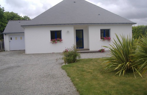 Merlevenez House | Large bright house, enclosed garden 3 km from the beaches of PLOUHINEC, WIFI