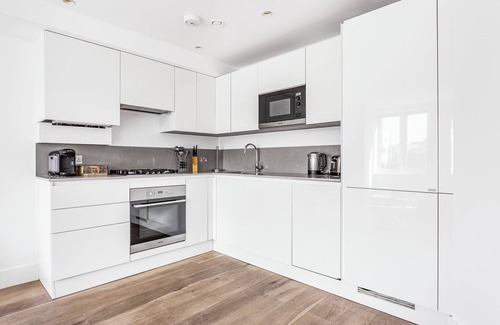 Walpole Apartment | Large Bright One Bedroom Apartment, 5 Minutes Walk From Ealing Broadway Station!