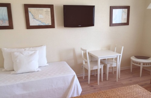 L'Aber Vrac'h Apartment | Large bright studio, feet in the water and a great view of the Aber Wrac'h