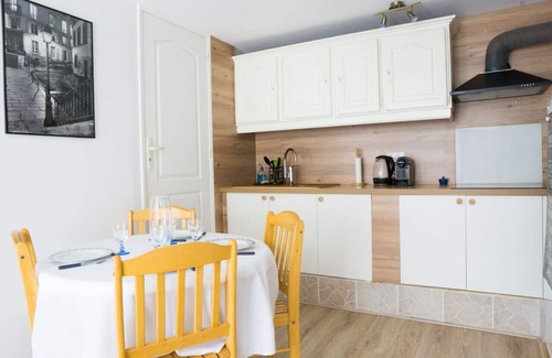 Fontenay-le-Fleury Apartment | large, bright studio for 4 people