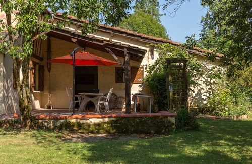 Demu House | Large bucolic cottage.
