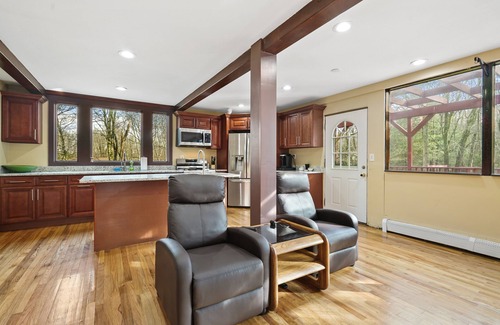 Monticello House | Large Catskills Private Property. Sunset Estate! ❤️ 5 Star, Hottub, Island, ski