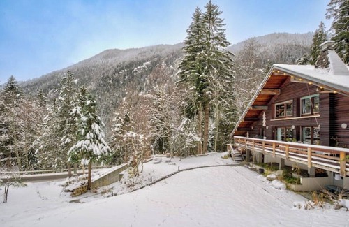 Le Lavancher Ski Chalet | Large chalet, peaceful setting ideal for Cham adventures, Flégère & Grand Montet