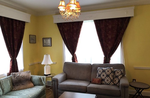 University District House | Large Charming Midtown 4000 f²,5 BR,8 beds,3.5 bath sleeps 14