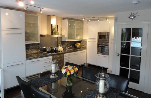 Nieuw-West House | Large City House with Prive Garden and Parking