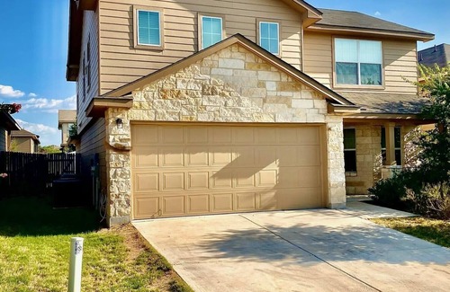 San Antonio House | Large Cold/Hot tub House by SeaWorld & Lackland