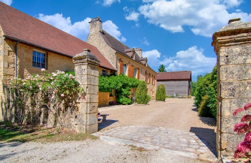 Sarlat-la-Caneda Historic Center Cottage | Large comfortable cottage (4 *) with terrace, garden and private heated pool.