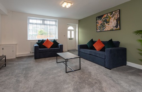 Middlesbrough House | Large comfortable house with 3 reception rooms near road links