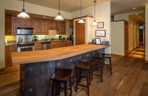Telluride Condo | Large Comfortable Condo on 1 level, Spacious stone patio, 5 min to Skiing