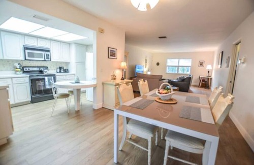 Singer Island House | Large & Comfy Beach Apartment with Screened Patio