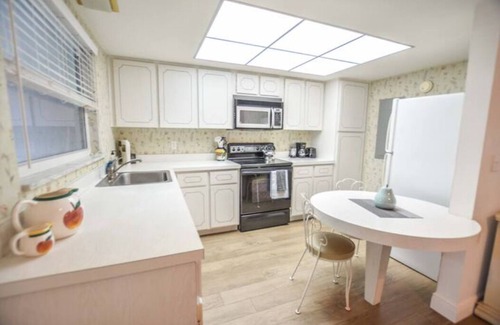Singer Island House | Large & Comfy Beach Apartment with Screened Patio