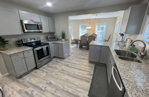 Windsor House | Large, Comfy Family House w/Lake & Beach access