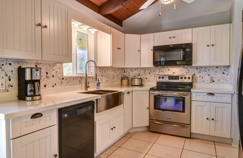 Keaau House | Large comfy house big enough for 2 families next to ocean on Kaloli point