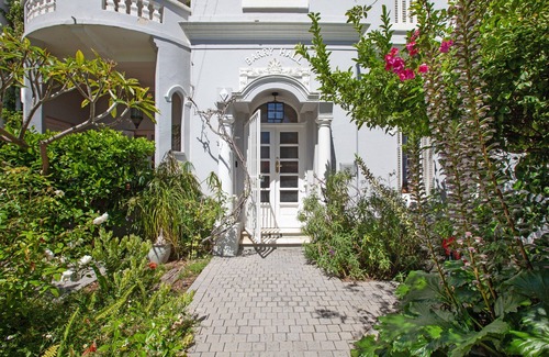 Cape Town House | Large Contemporary 1 bedroom apartment, n 5 minutes to beach, nserviced dailyn