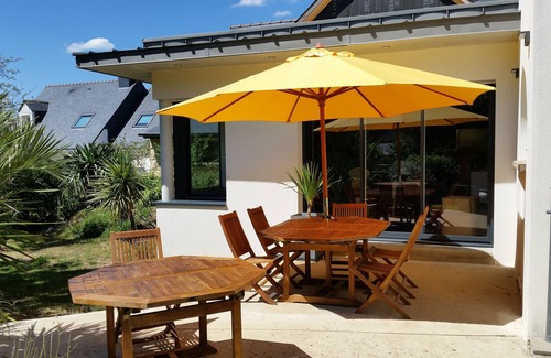 Ploemel House | Large contemporary family home in a quiet and comfortable 10min beaches