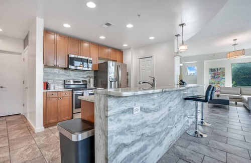 South Eola Apartment | Large Corner 3 Bdrm Oasis Lake Eola