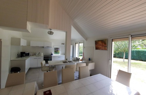Vannes House | LARGE COSY HOUSE 14 persons OPEN SPACES GARDEN PARKINGS BEACH