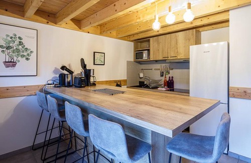 Les Salles Cottage | Large cottage for 15 people with pets allowed and Wi-Fi