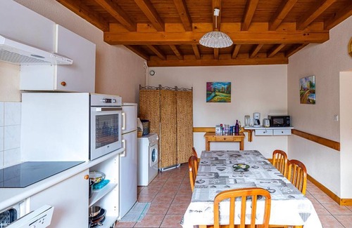 Les Salles Cottage | Large cottage for 15 people with pets allowed and Wi-Fi