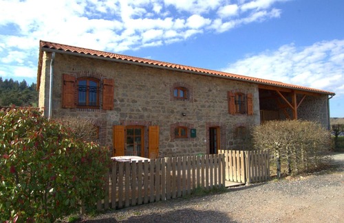Les Salles Cottage | Large cottage for 15 people with pets allowed and Wi-Fi