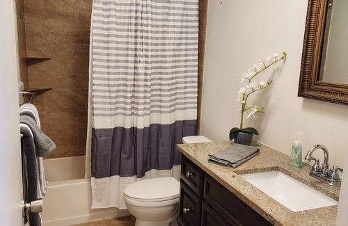 Hobe Sound Villa | Large, cozy and convenient king bed 1/1 + office/den villa - 1 mile from beach!