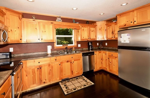 Unaka Ski Chalet | Large Deck & Mountain Views! Starlink Wi-Fi & Discounts!