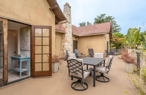 Southeast Carmel House | Large deck, open floor plan, walk to shopping.