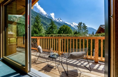 Chamonix-Mont-Blanc Ski Chalet | Large design chalet with walking distance to the ski lifts in Chamonix.