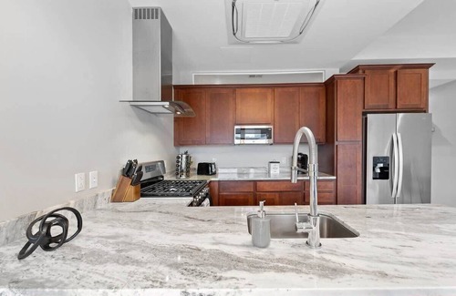 Downtown Pittsburgh House | Large Downtown Loft |Free Parking| Gym | City View