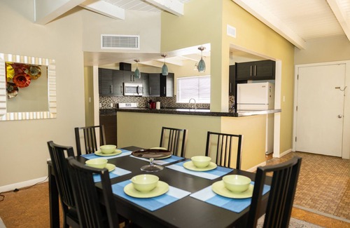 Highland Business Apartment | Large duplex w/6 bedrooms, 4 baths, 2 living rooms, washer/dryer. Pet friendly!