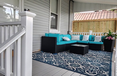 Shelby Park House | Large Eclectic 4-bed Newly Renovated House Plenty Street Parking by Shelby Park