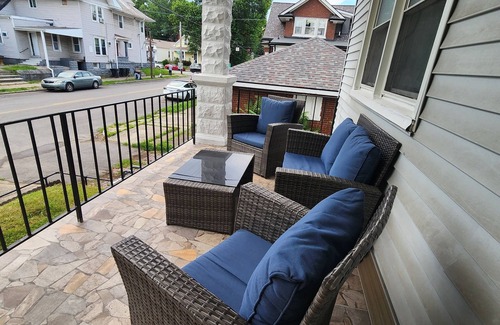 Shelby Park House | Large Eclectic 4-bed Newly Renovated House Plenty Street Parking by Shelby Park