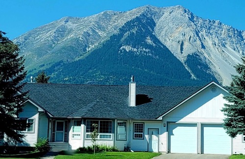 Bellevue House | Large Fam Friendly Home - Hot Tub- Air Conditioning - Game Room - Child Friendly