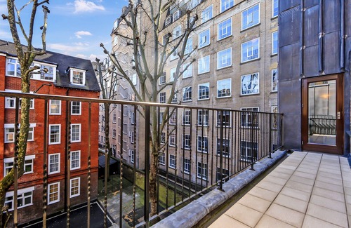 St. Pancras Apartment | Large family apartment with private terrace