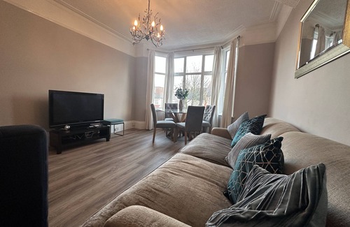 Palmers Green Apartment | Large Family Apartment, close to London, near parks and amenities