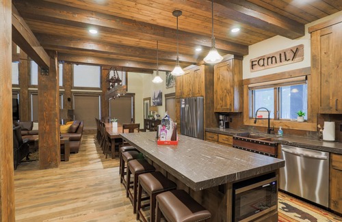 Island Park House | Large family cabin, ALL King beds, 30 min YNP, Hottub, secluded, New!