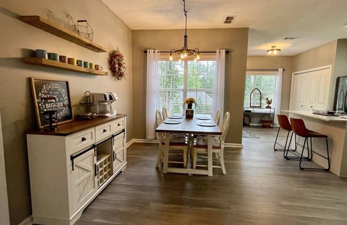 Newnan House | Large Family Cottage, King Master on Main, Downtown Newnan, Quiet Cul-de-Sac