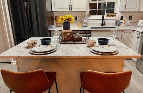 Newnan House | Large Family Cottage, King Master on Main, Downtown Newnan, Quiet Cul-de-Sac