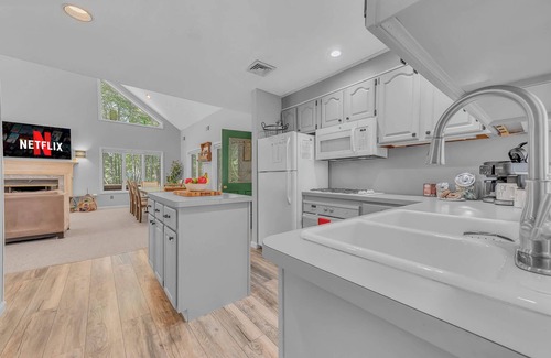 Lake Ariel House | Large Family Friendly House on the Fairway Hideout