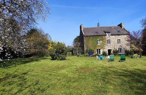 Saint-Lormel Cottage | Large family home near the beach