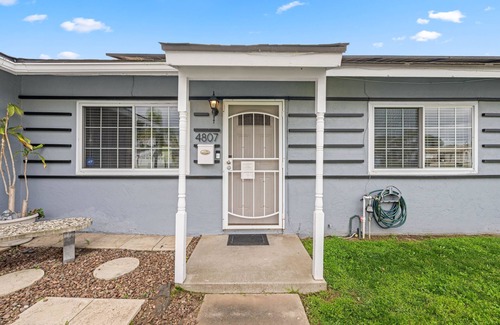 North Valley House | Large Family Home Minutes to the Beach & Shopping. Heated Pool/Spa & Pet Friendly!